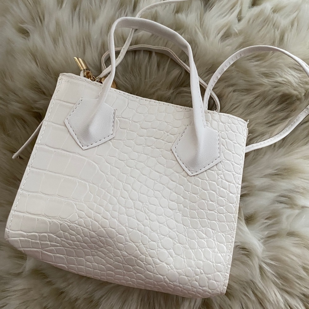 NWOT - cute small, white croc pattern purse - Picture 2 of 10